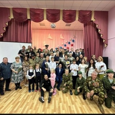 После участия в мероприятии «День белых журавлей» наша команда приняла решение: закупить и предоставить новогодние конфетные наборы каждому воспитаннику центра помощи "Единство". Эта инициатива реализуется в рамках нашего проекта «Подарок СВОим», чтобы подарить детям праздник и радость.