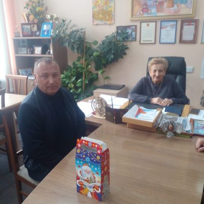 После участия в мероприятии «День белых журавлей» наша команда приняла решение: закупить и предоставить новогодние конфетные наборы каждому воспитаннику центра помощи "Единство". Эта инициатива реализуется в рамках нашего проекта «Подарок СВОим», чтобы подарить детям праздник и радость.