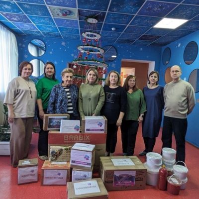 Коллектив Государственного казенного учреждения Самарской области «Центр помощи детям, оставшимся без попечения родителей «Единство» городского округа Тольятти (коррекционный)» вместе с воспитанниками к Новому году собрали очередную партию гуманитарной помощи для наших защитников.